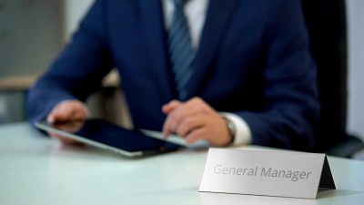 忙于使用Tablet PC的总经理，负责市场和销售项目