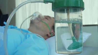 有耐心的人戴着氧气面罩不省人事