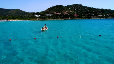 一家人喜欢在蓝色的热带海里游泳