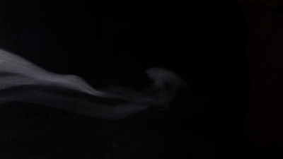 黑色背景上隔离的热蒸汽