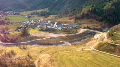 航拍与田野和村庄的乡村景观