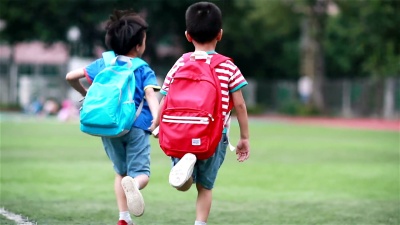 孩子们在校园里玩耍