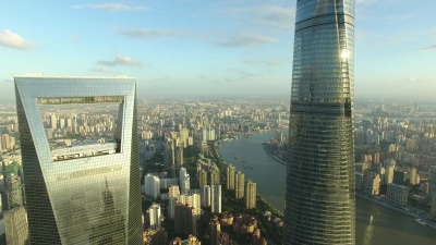 俯瞰上海的摩天大楼，无人机拍摄的镜头