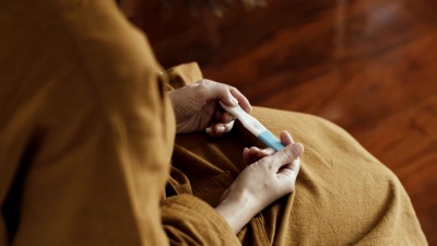 女性手中阳性妊娠试验