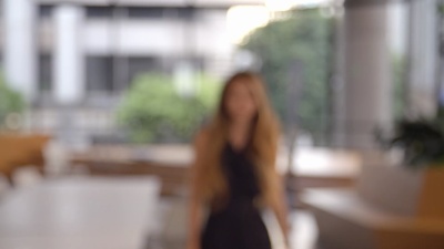 年轻的亚洲女商人走进焦平面