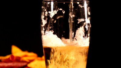 倒啤酒和泡泡