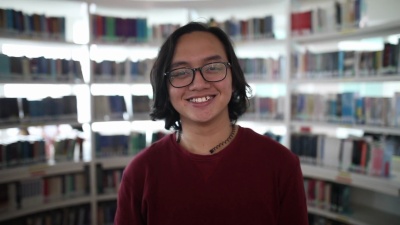 一位马来人在学校图书馆微笑的肖像