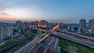 延时摄影-北京高速公路的高架视图，黄昏到夜晚过渡(WS)