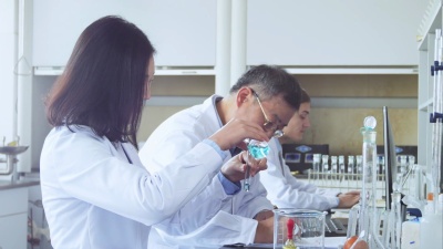 科学家在现代生物实验室工作