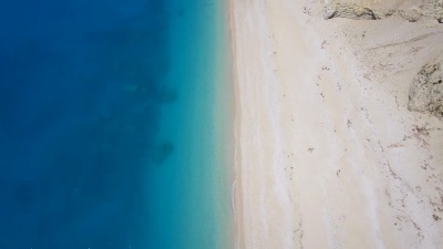 在大海与美丽的沙滩相遇的地方