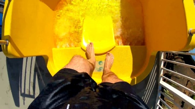  水上公园滑水中的POV年轻人