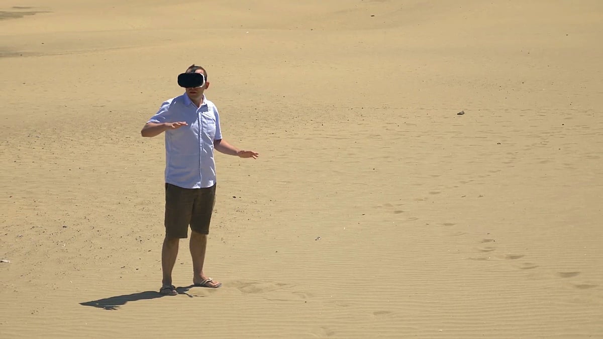  沙漠中人类探索虚拟现实的视频