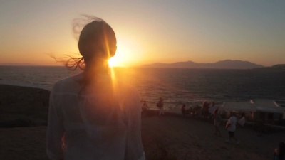 女人在沉思。