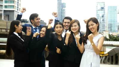 Slo MO快乐和积极的商业人士小组庆祝