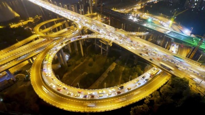 夜间照明的道路交叉口。时间间隔