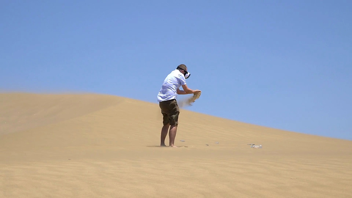 人在沙漠中探索虚拟现实的 慢动作视频