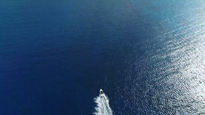 在地中海，日产海滩，阿亚纳帕，塞浦路斯急速移动发射。无人驾驶飞机射击。