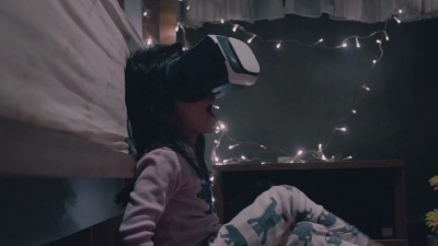 家中VR头盔中的亚洲小女孩