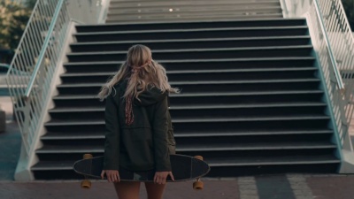 穿着滑板走在街上的女人