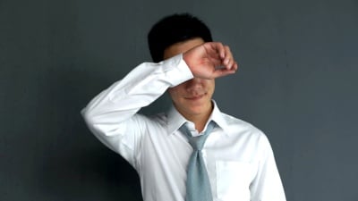 年轻的亚洲商人汗流浃背