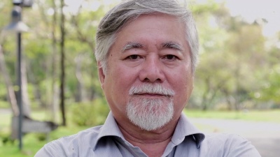 老人脸上的笑容。老人看着相机。