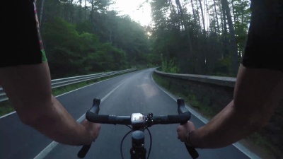 在夏天的下午骑自行车。POV