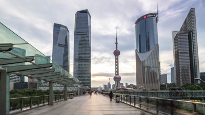 现代城市市中心高架人行道时间延迟超延迟