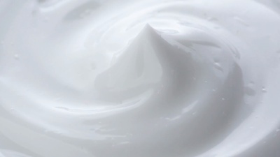 白色柔和的化妆品霜。