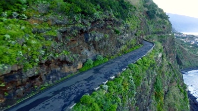 山间狭窄道路上的汽车