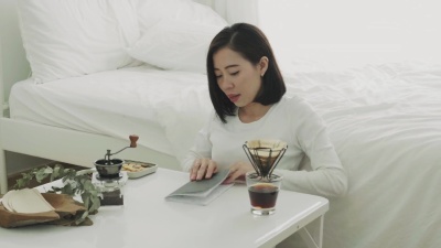 女人在休息