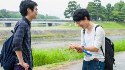 日本学生在大学里在户外聊天