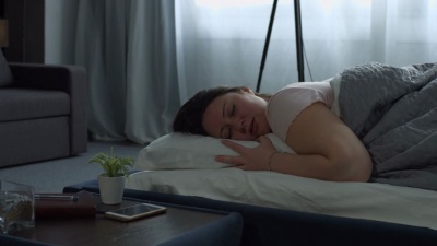 疲惫迷人的女人在床上大声打鼾