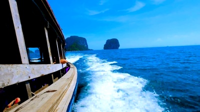 在泰国甲米拉依的热带泻湖乘船旅行