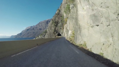 在挪威的山路上开车