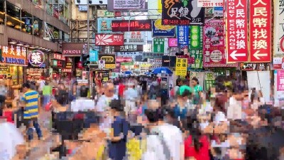 延时摄影 人群走在市场上