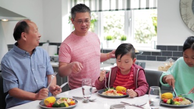家人在家中享受炒菜