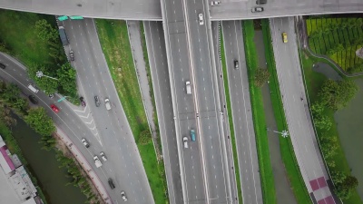 泰国曼谷高速公路上繁忙交通的鸟瞰。