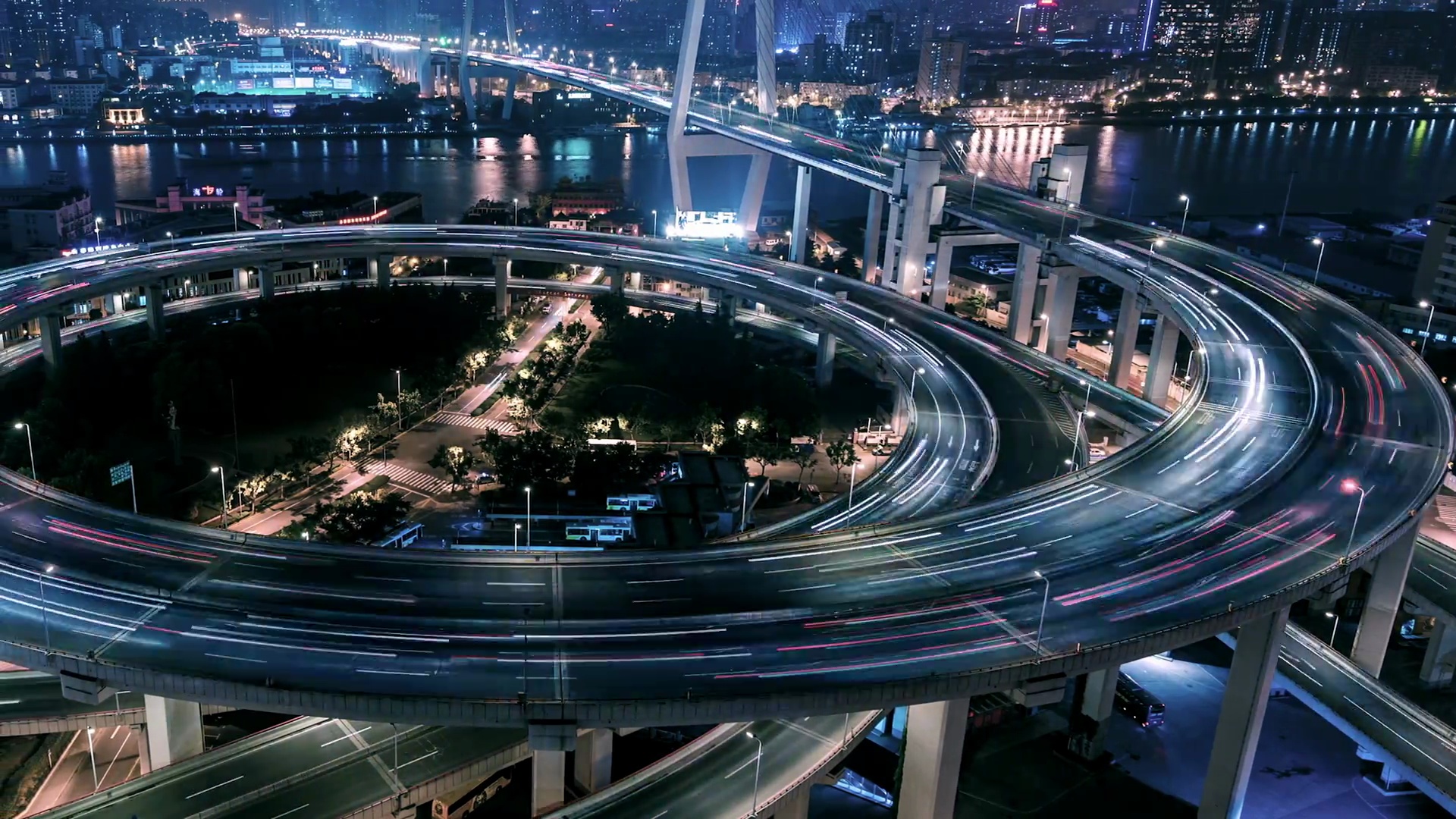 夜间/上海T/L盘路交叉口，中国