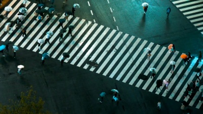 日本东京，城市步行者争先恐后的过街。夜景