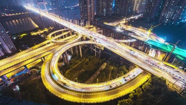 晚上重庆道路交叉口的交通。时间间隔