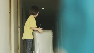 泰国女婴在离开酒店房间前带着行李