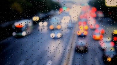 雨点在城市下雨