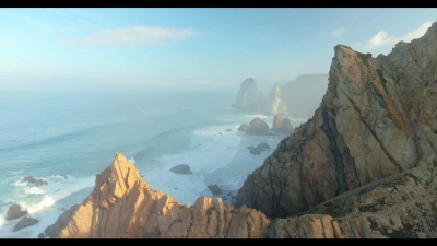 史诗悬崖和海浪景观