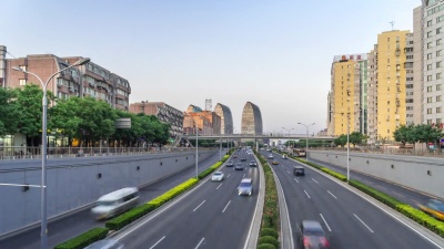 现代城市中心区道路交通繁忙。延时