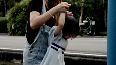 操场上的年轻母亲和小女孩