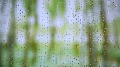 玻璃上的雨滴