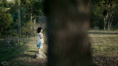 在花园里玩