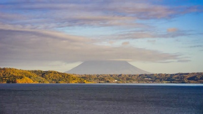  时间间隔 mt.Yotei在移动的云后面，美丽的景色来自日本北海道的Toya湖。