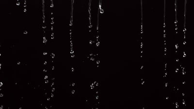 水滴在黑色背景上，慢动作