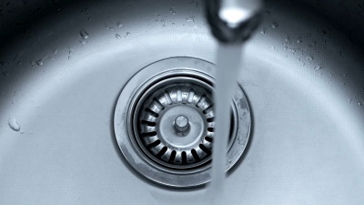顺着水槽排水沟下水